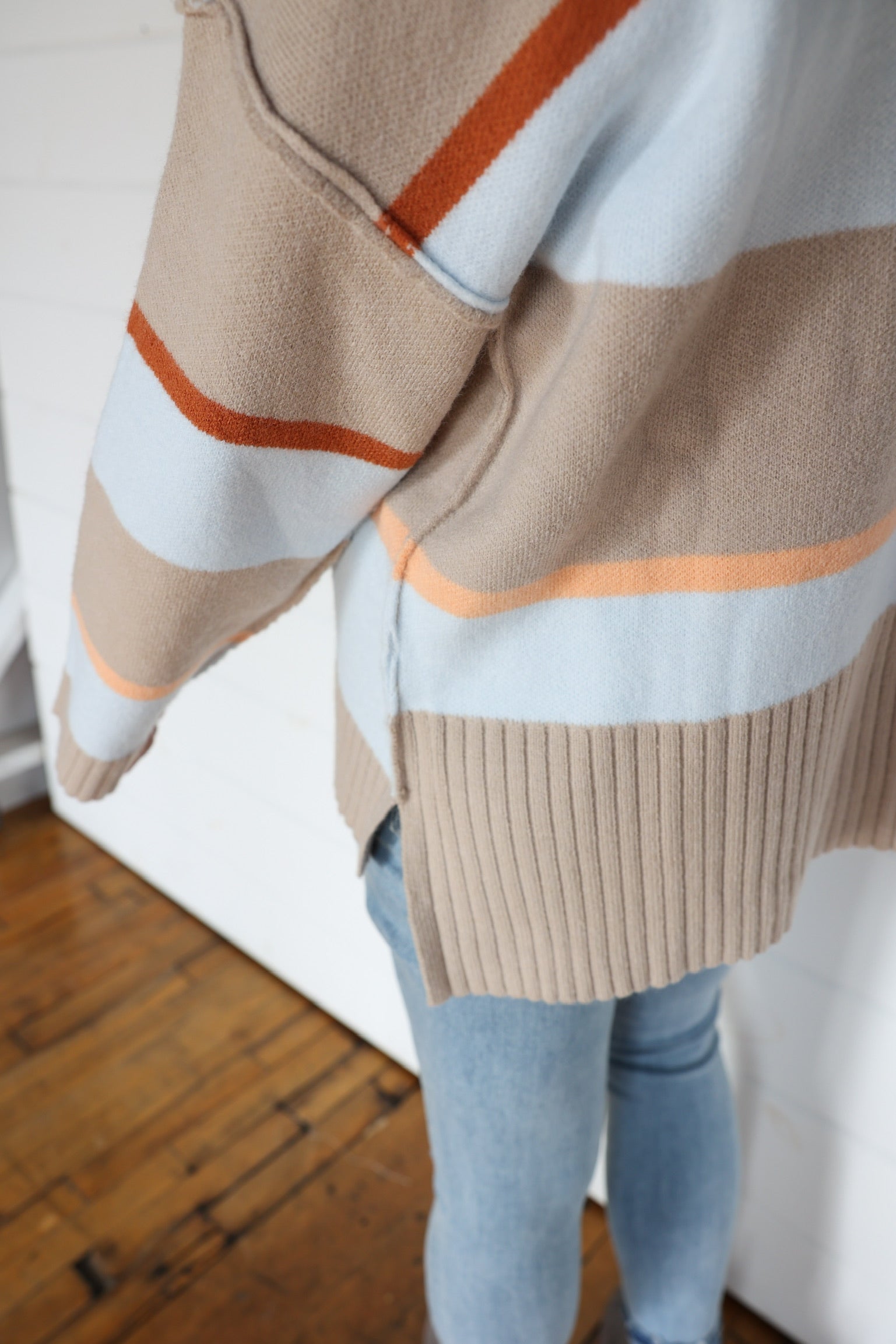 The Henlee Sweater >> Champagne/Blue