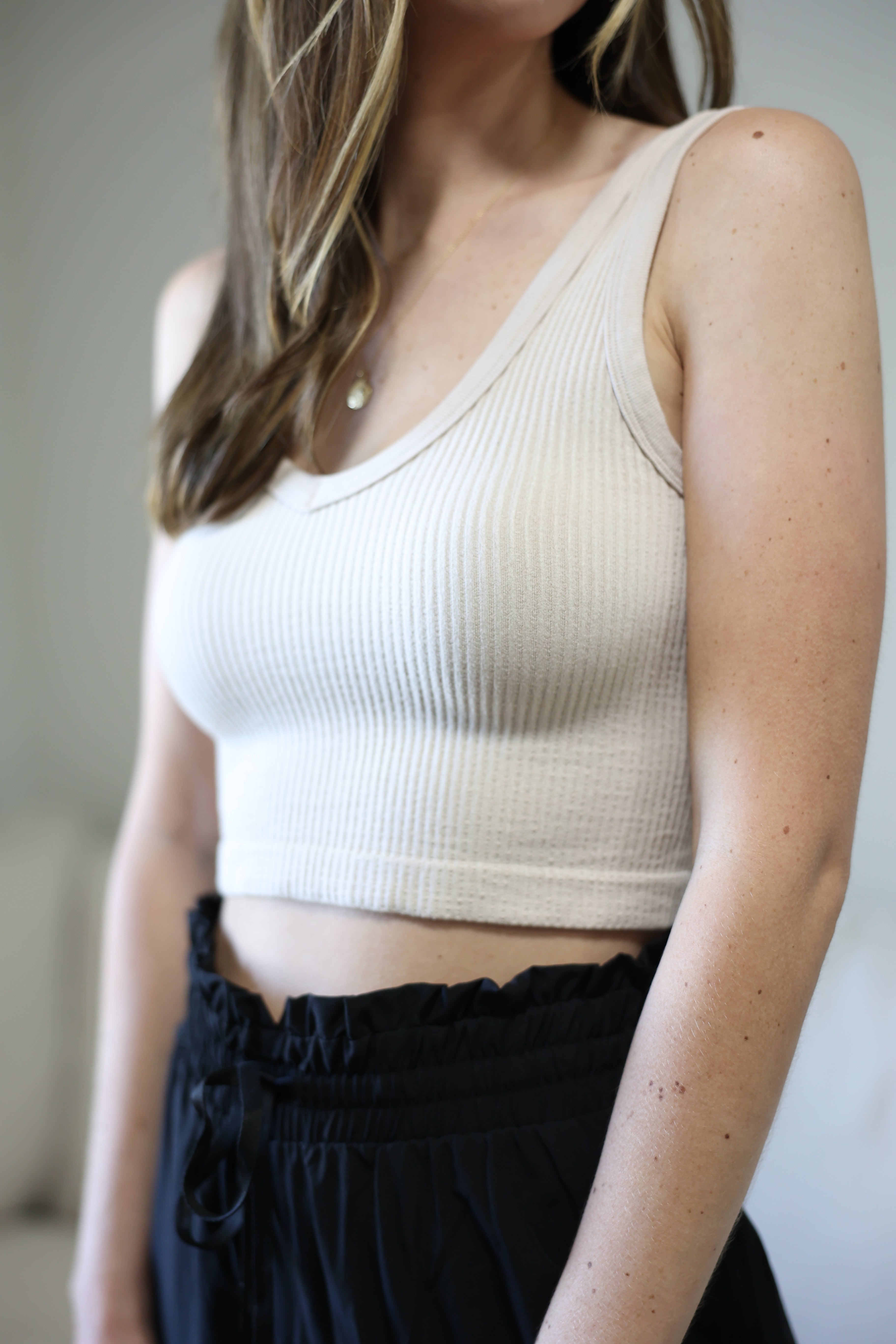 The Ivy Cropped Tank >> Stone